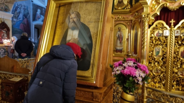 12. pred ikonoy batyushki serafima