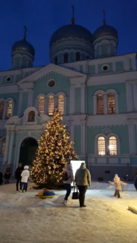 07. rozhdestvenskaya elka na fone troitskogo sobora