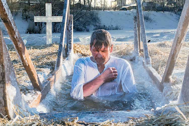Цельбоносная крещенская вода 2 Купание в проруби