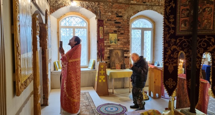 Молитва в храме. Священник Димитрий