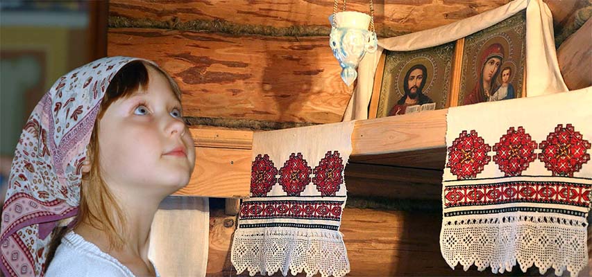 Девочка перед иконами