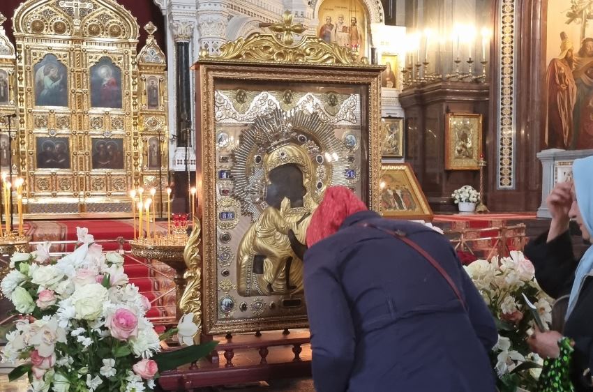 Перед Феодоровской иконой Божией Матери