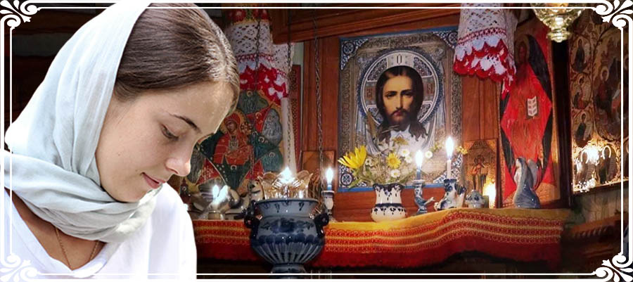 Женщина перед иконами
