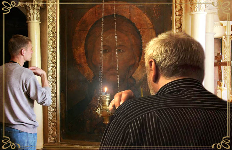 Молятся в храме