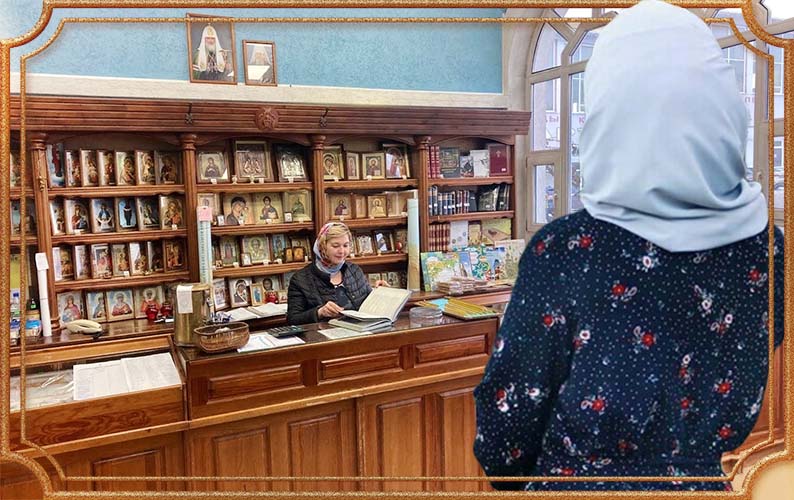 Женщина в церковной лавке