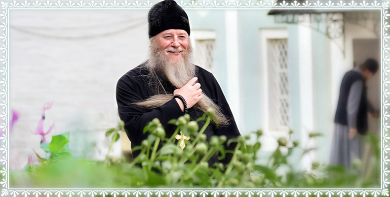 Монах улыбается