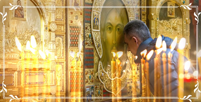 Мужчина в храме перед образом Спасителя