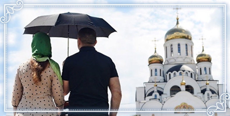 Мужчина и женщина возле храма
