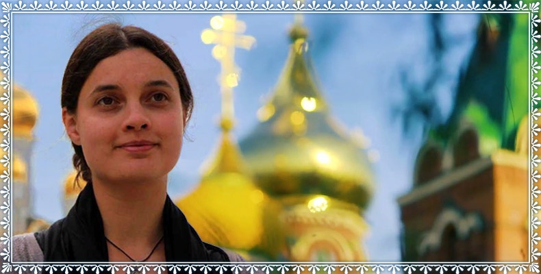 Женщина у храма