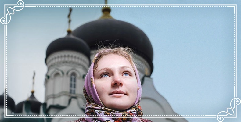 Можно ли быть христианином, и при этом быть счастливым? 2 Девушка на фоне храма
