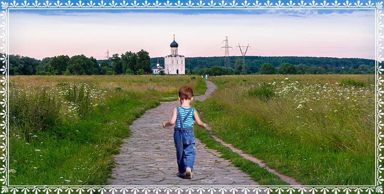 Ребенок на фоне храма
