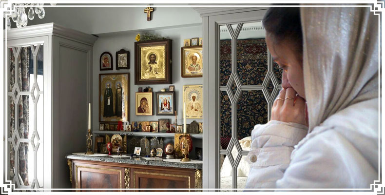 Женщина перед иконами дома