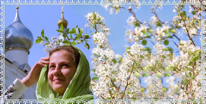 Женщина возле храма