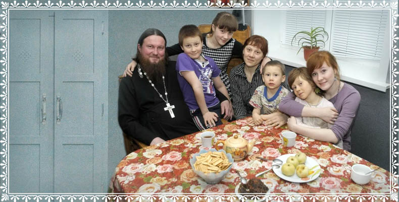 Нужно ли заставлять ребёнка поститься? 2 Православная семья за столом