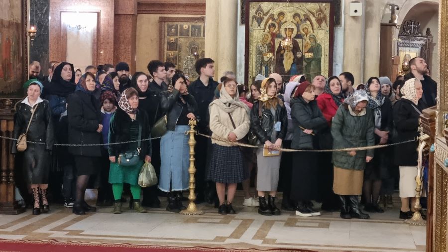 Рассказ о поездке в Грузию🤗 10 Народ в храме