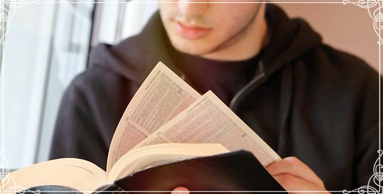 Читает книгу