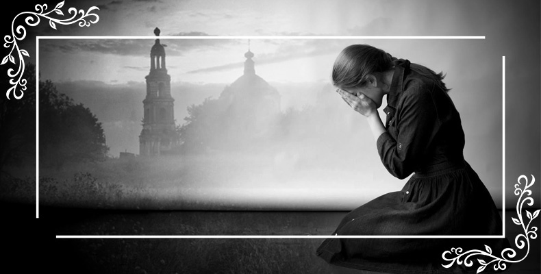 Женщина плачет на коленях
