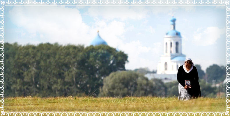 Женщина на фоне храма