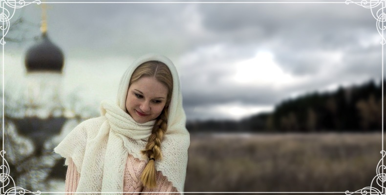 Женщина на фоне храма