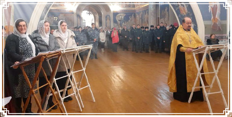 Молебен в храме